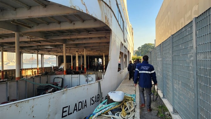 buquebus-intento-cruzar-a-uruguay-su-barco-varado-en-puerto-madero,-pero-no-lo-dejaron:-«se-hundia»