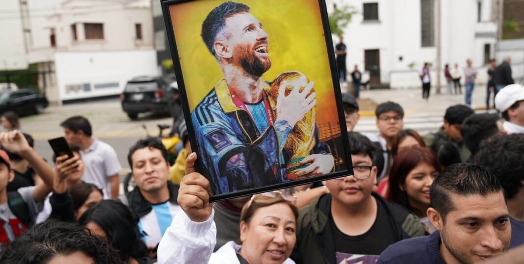 la-seleccion-llego-a-lima-y-arranco-la-messimania-en-peru:-vigilia-en-la-puerta-del-hotel-y-habitaciones-de-lujo-para-cruzarse-al-crack