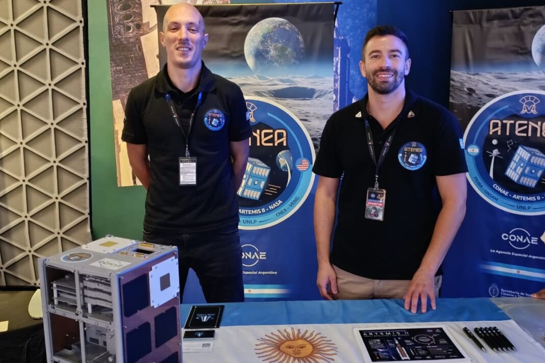 Representación artística del microsatélite argentino Atenea en el espacio, con la Luna de fondo.