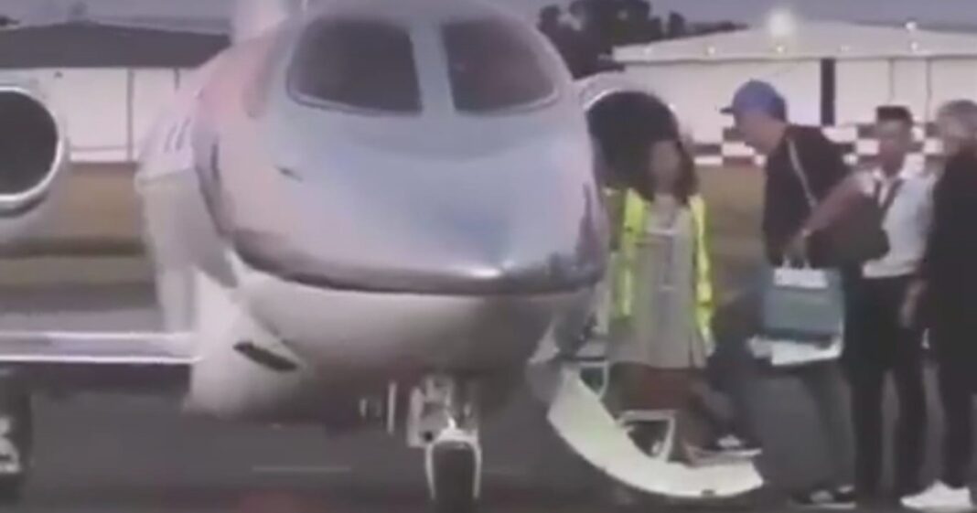 Ilustración de un jet privado en un aeropuerto.