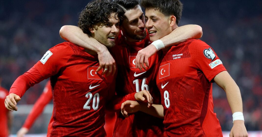 Jugadores de Kosovo y Turquía durante un partido de fútbol.
