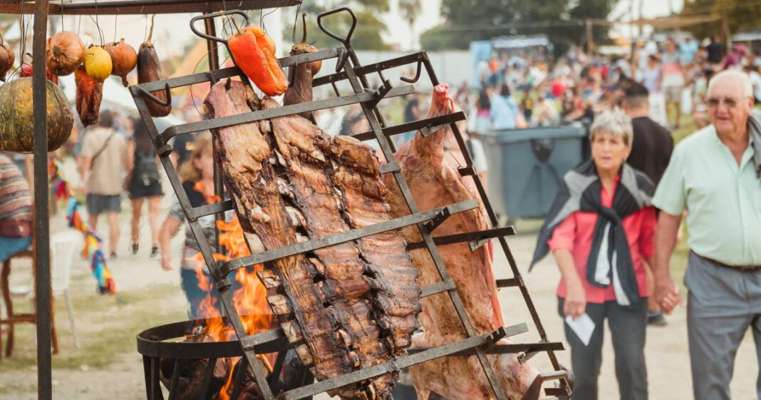 Público y productores en el festival gastronómico Peperina en Alta Gracia, Córdoba