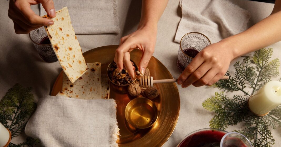 Mesa preparada para la cena de Séder de Pésaj, con matzá, vino y el plato ceremonial.