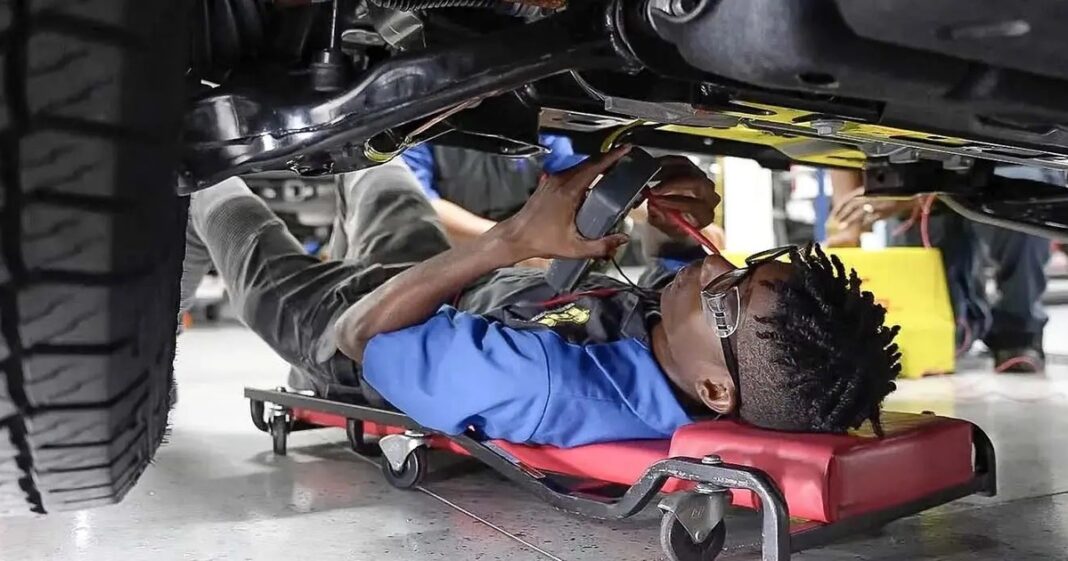 Gráfico ilustrativo de los rangos salariales para mecánicos en diferentes especialidades en Florida.