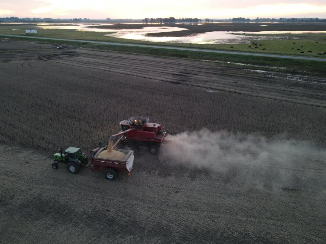 Tractor en un campo anegado por las lluvias en la región pampeana argentina.