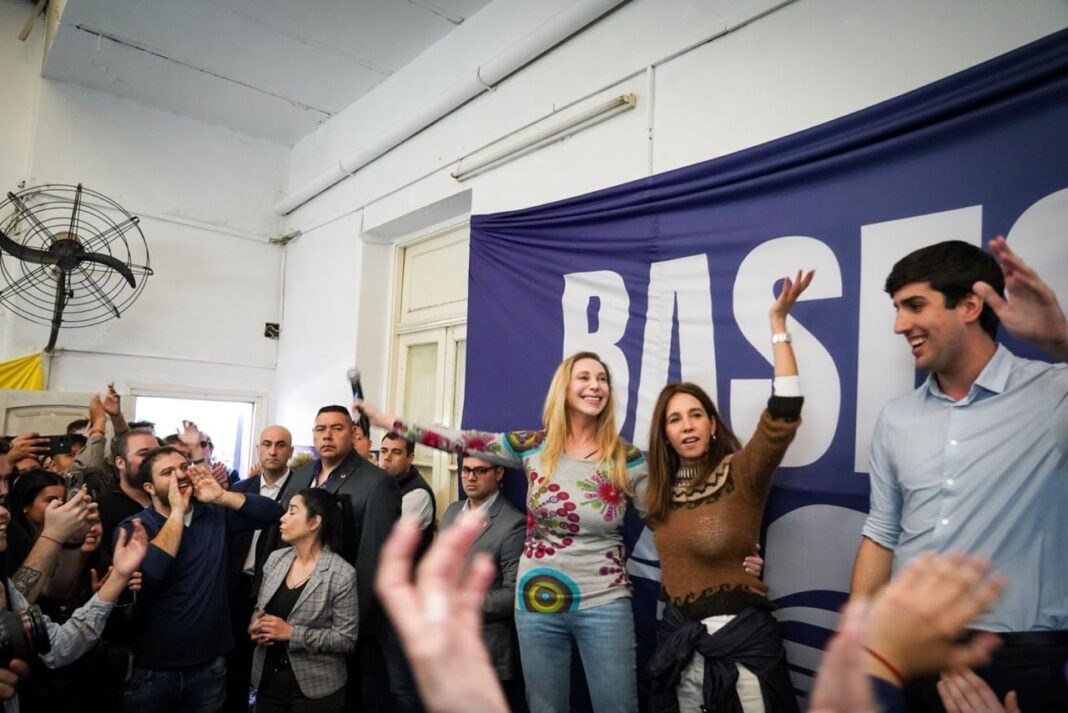 Estudiantes participando en elecciones de centro de estudiantes en un colegio secundario.