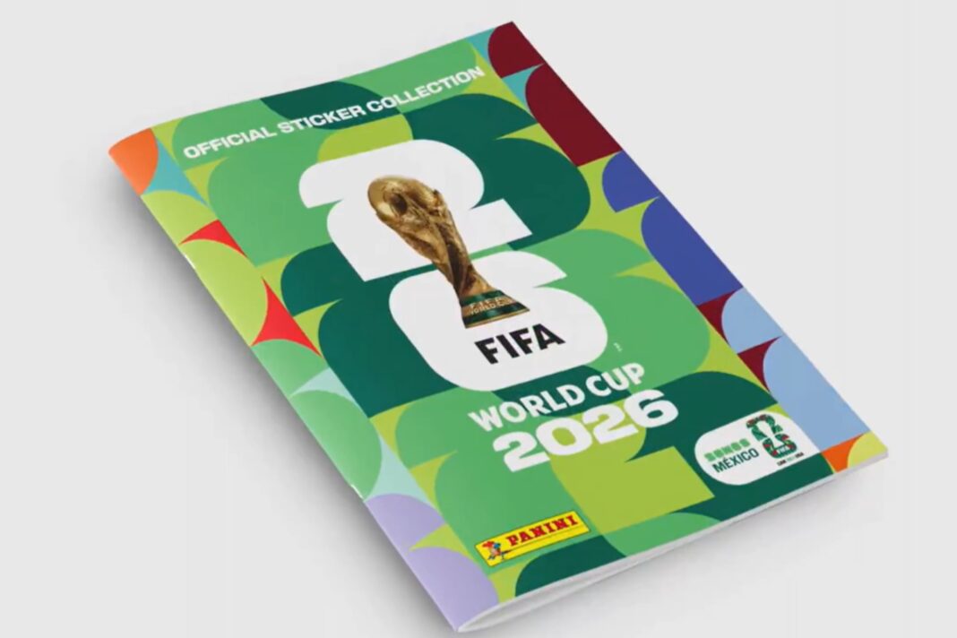 Álbum y sobres de figuritas Panini del Mundial de Fútbol 2026 sobre una mesa