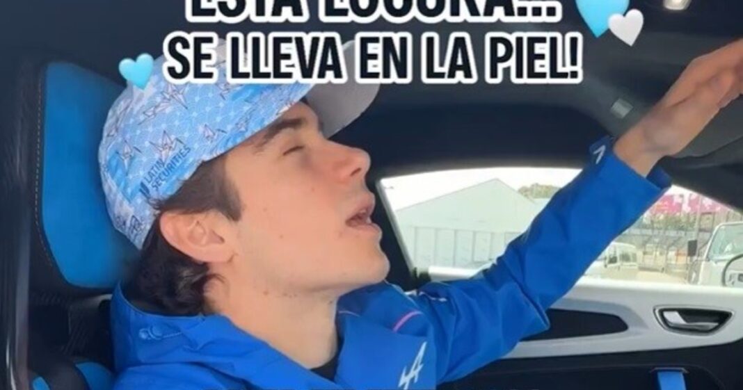 Franco Colapinto con el auto de Alpine en un evento