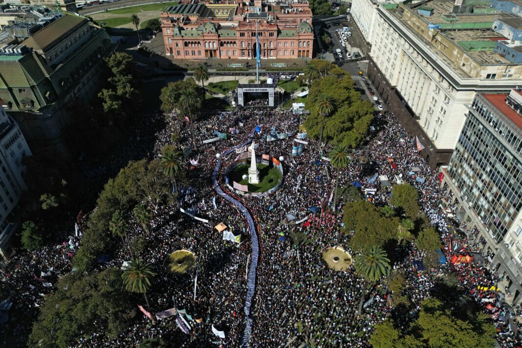 Vista aérea de una multitud congregada en la Plaza de Mayo durante la manifestación del 24 de marzo.