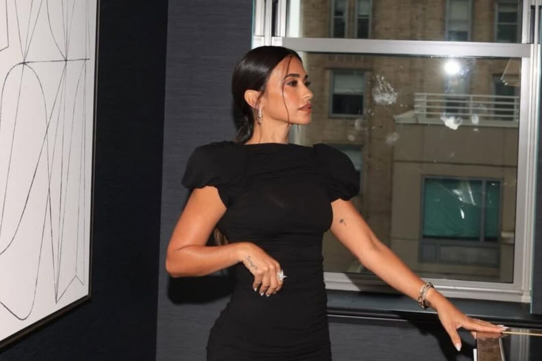 Antonela Roccuzzo viste un conjunto total black en las calles de Nueva York.