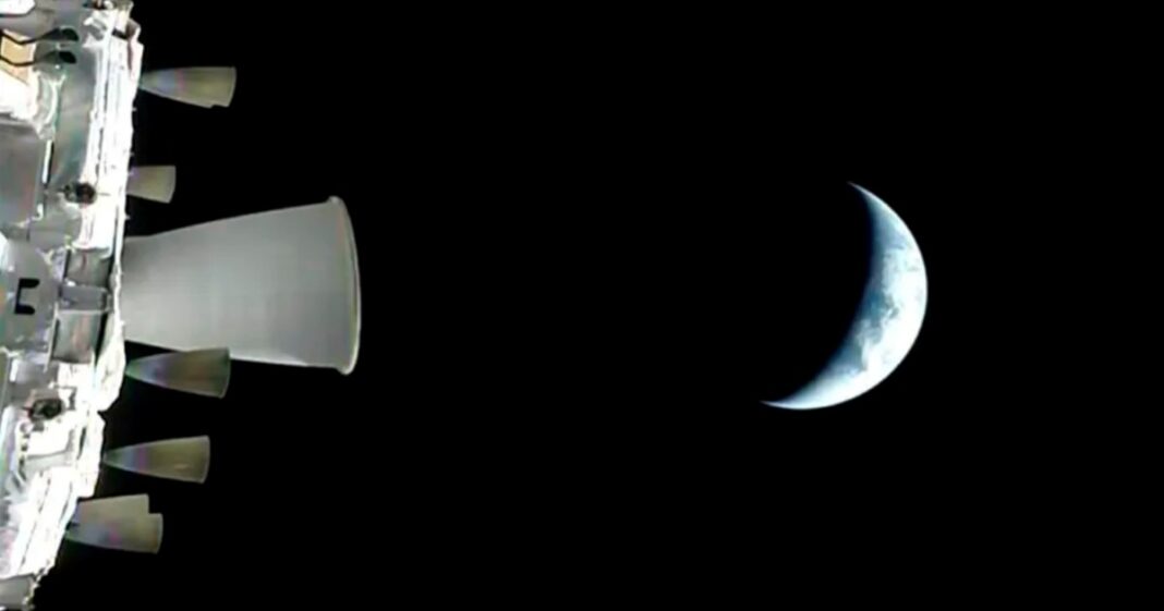 Ilustración de la cápsula Orion de la NASA viajando en el espacio con la Luna de fondo.