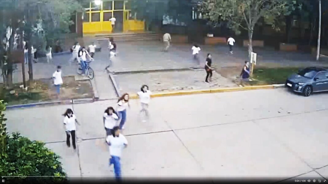 Ilustración conceptual sobre seguridad escolar y entornos digitales.