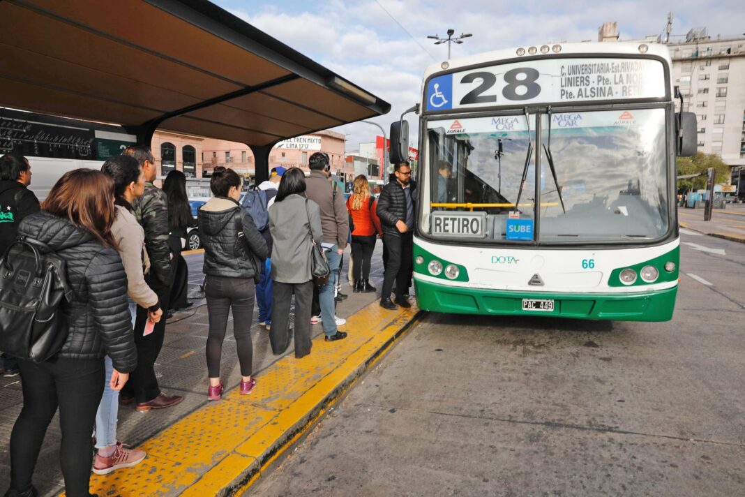 Colectivo urbano en una calle de Buenos Aires, representando el servicio de transporte público.