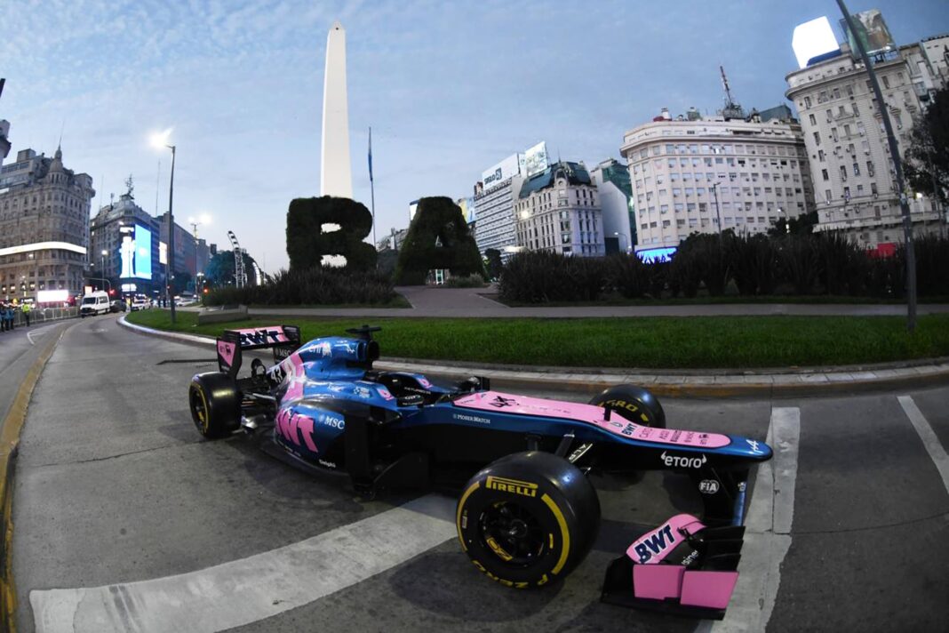Monoplaza Lotus E20 de Franco Colapinto con los colores de Alpine en el Obelisco de Buenos Aires