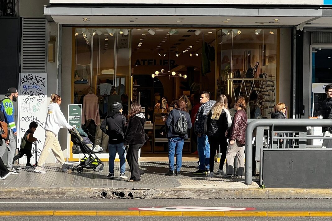 Locales vacíos en la avenida Cabildo, cerca de la esquina de Cabildo y Juramento, en el barrio de Belgrano