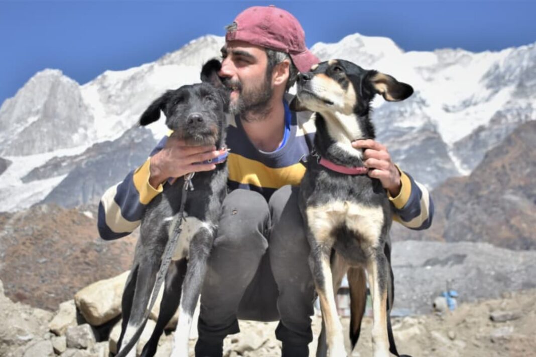 Roberto Sastre con sus dos perras rescatadas, Cocaí y Chai, en un paisaje natural