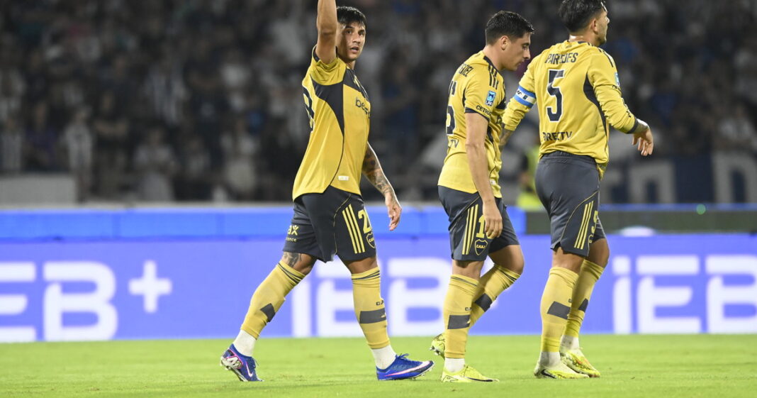 Jugadores de Boca Juniors celebran el gol ante Talleres en el estadio Mario Kempes.