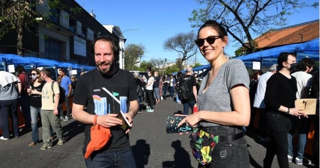 Personas participando en diversas actividades culturales en la ciudad de Buenos Aires.
