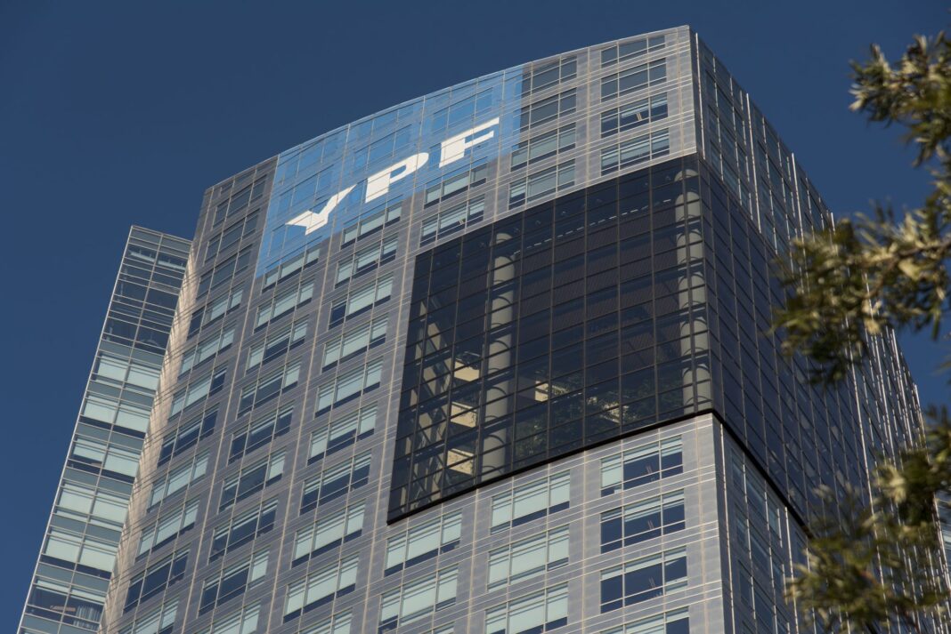 Símbolo de la justicia y bandera de Argentina, representando el litigio judicial por la expropiación de YPF.