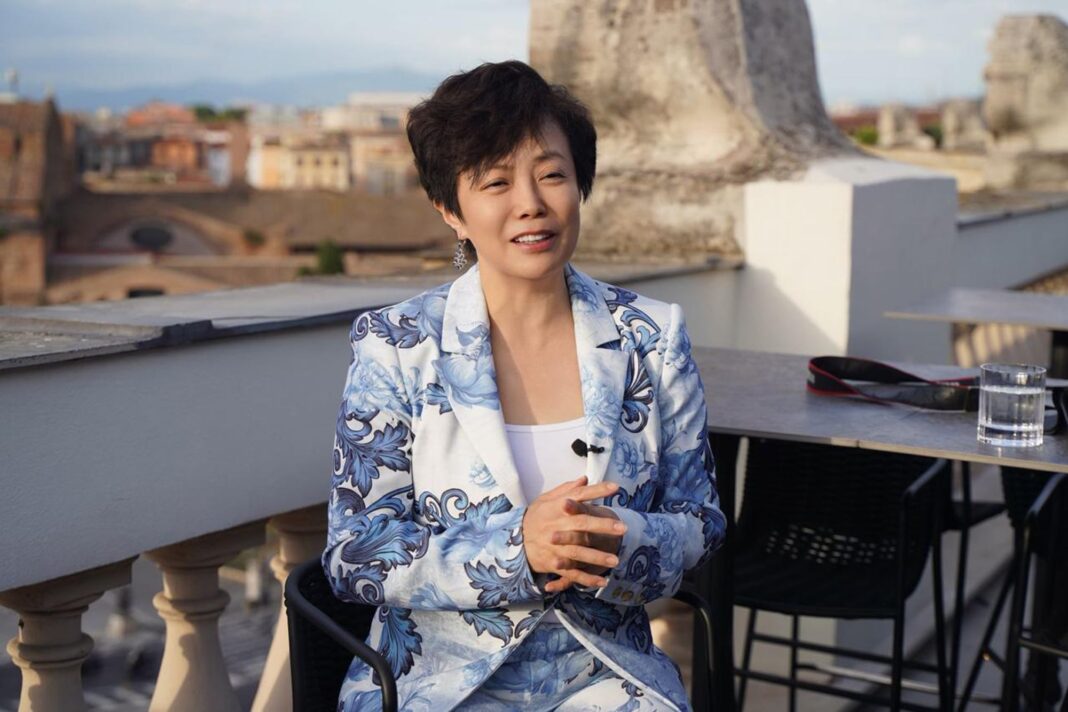 Stella Li, vicepresidenta ejecutiva de BYD, en conferencia de prensa en Auto China 2026