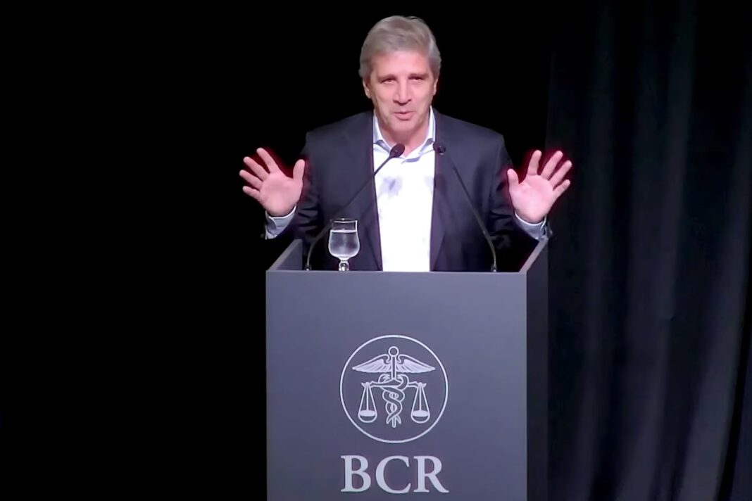 El ministro de Economía Luis Caputo durante su exposición en la Bolsa de Comercio de Rosario.