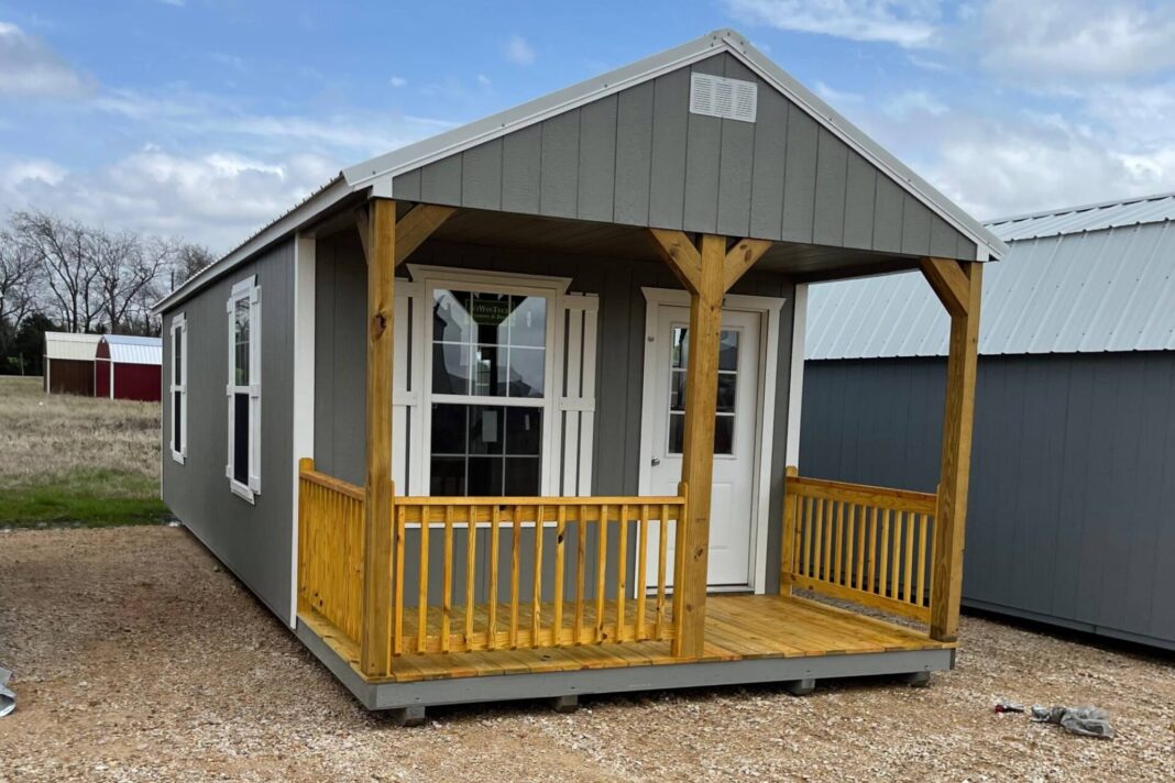 Modelo de casa prefabricada tipo cabaña, de formato longitudinal, instalada en un terreno.