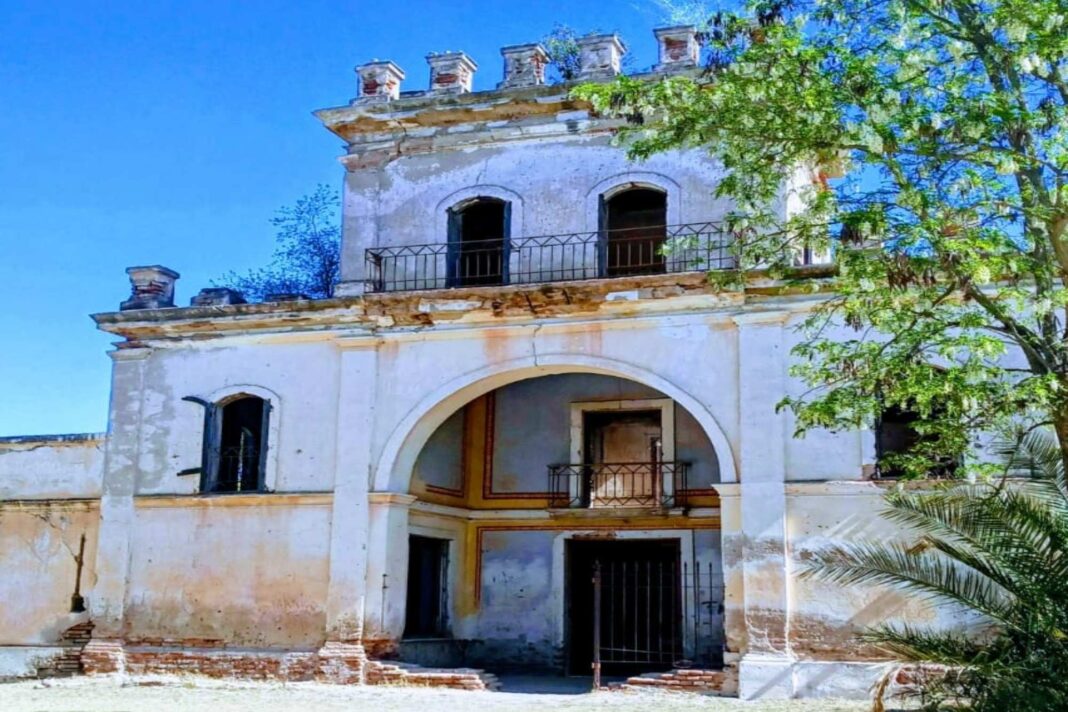 Fachada y torreón del Castillo histórico ubicado cerca de La Toma, provincia de San Luis