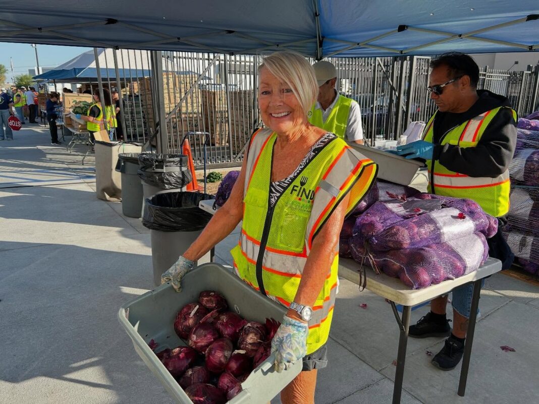 Voluntarios del Central California Food Bank organizando cajas de alimentos para distribución.