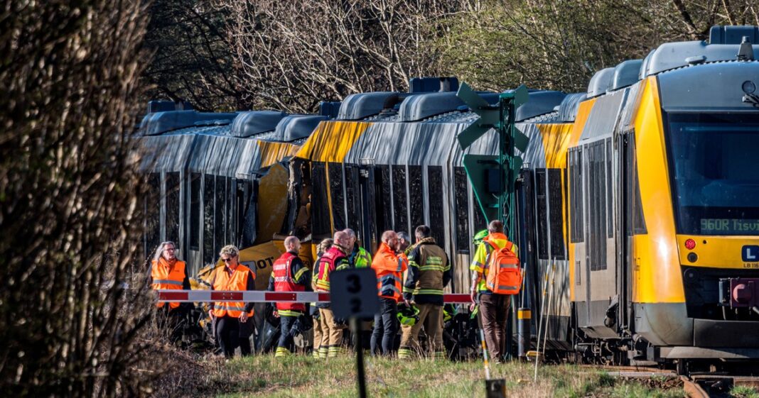 Operativo de emergencias en la vía férrea tras el choque de dos trenes en Dinamarca.