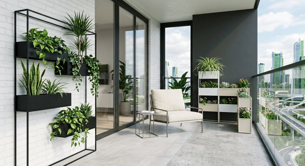 Cerramiento de balcón con vidrio y aluminio en un edificio de Argentina