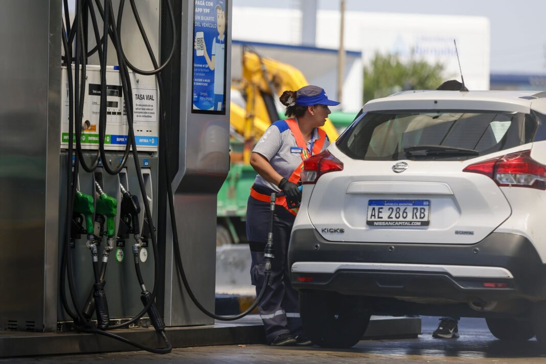 Persona cargando combustible en una estación de servicio en Argentina
