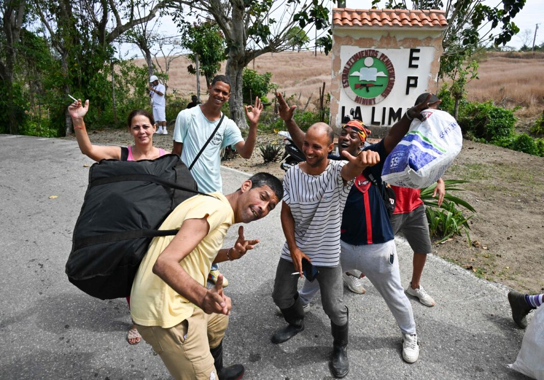Familiares esperan fuera de una cárcel en La Habana, Cuba.