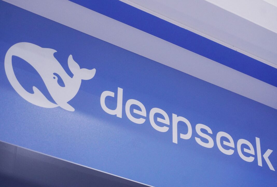 Logo de DeepSeek junto a un chip de Huawei Ascend