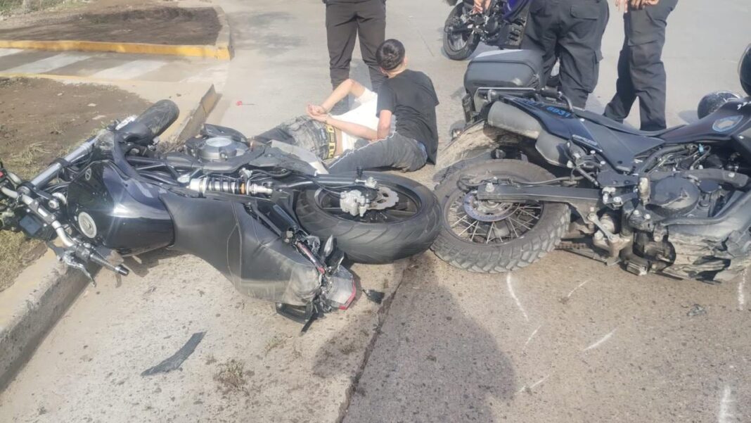 Ilustración de una motocicleta y un escudo policial, representando el operativo de seguridad en la General Paz.