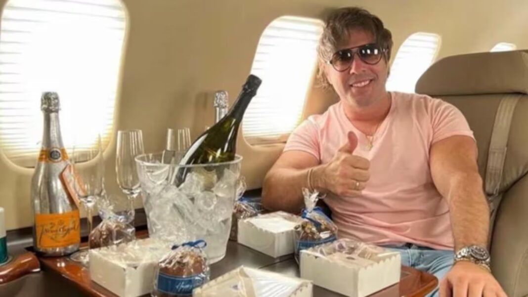 Ilustración conceptual sobre estafas financieras y detención.