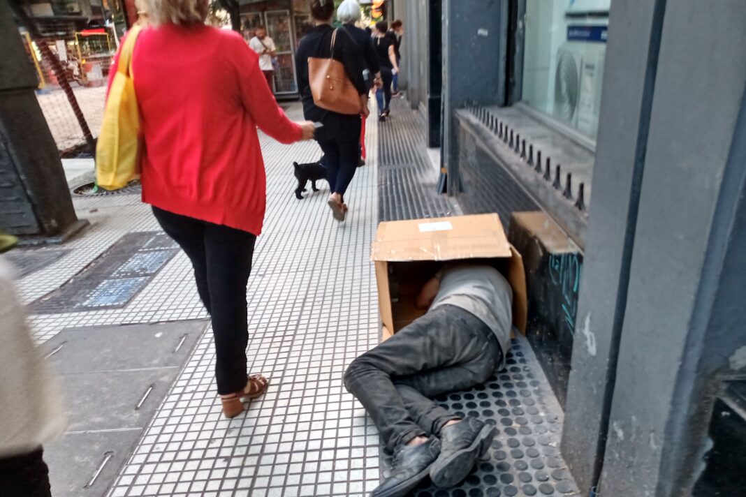 Gráfico comparativo de estadísticas sobre costo de vida e ingresos en Argentina