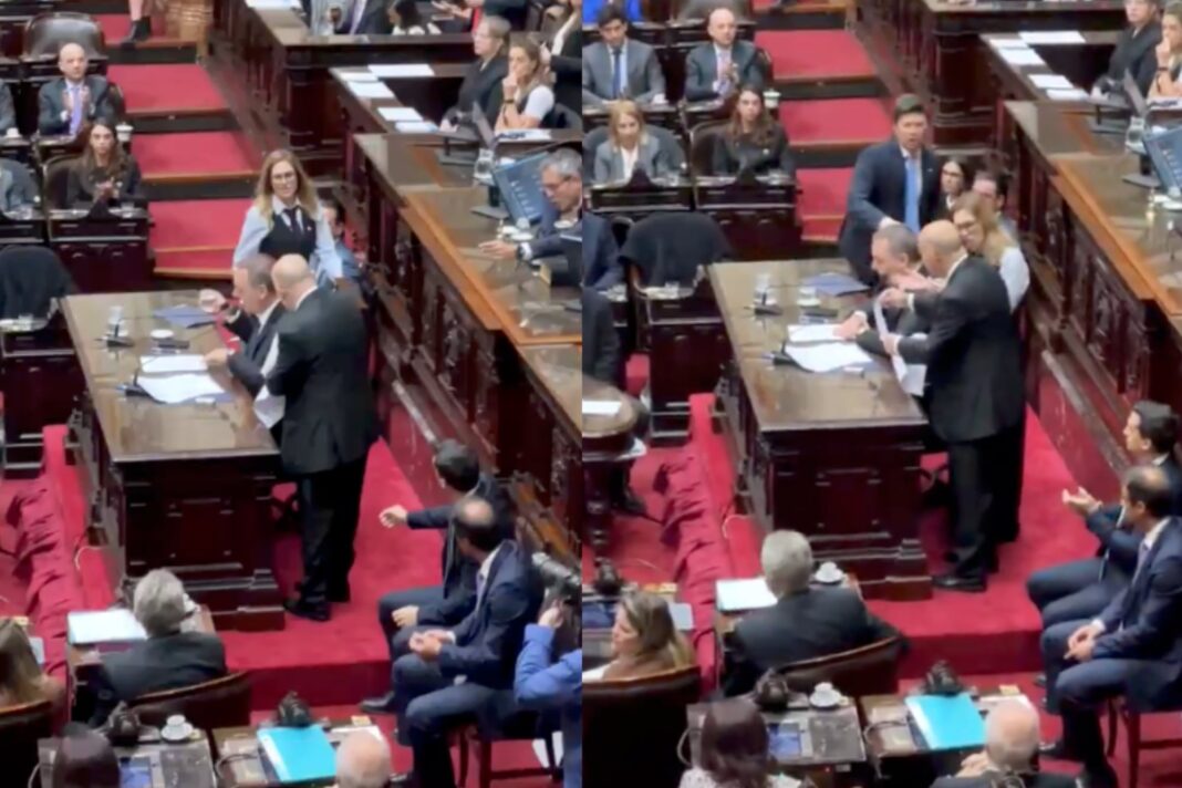 Diputado entrega papel a Adorni en sesión de Diputados