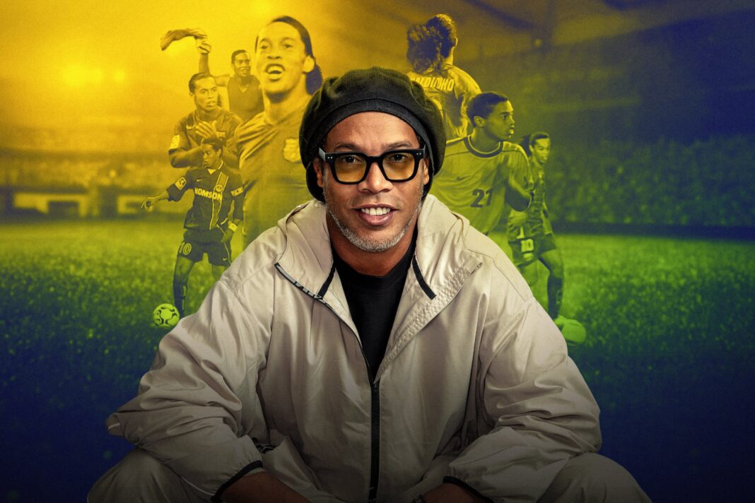 Ronaldinho Gaúcho sonriendo, imagen promocional de su documental en Netflix.