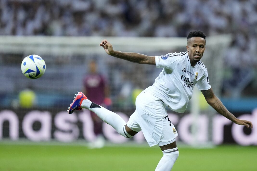 Eder Militao lesionado durante un partido del Real Madrid