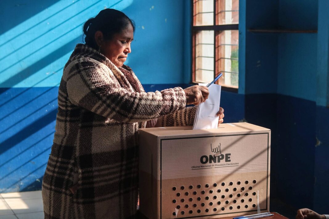 Fila de personas esperando para votar en un centro electoral de Lima, Perú.