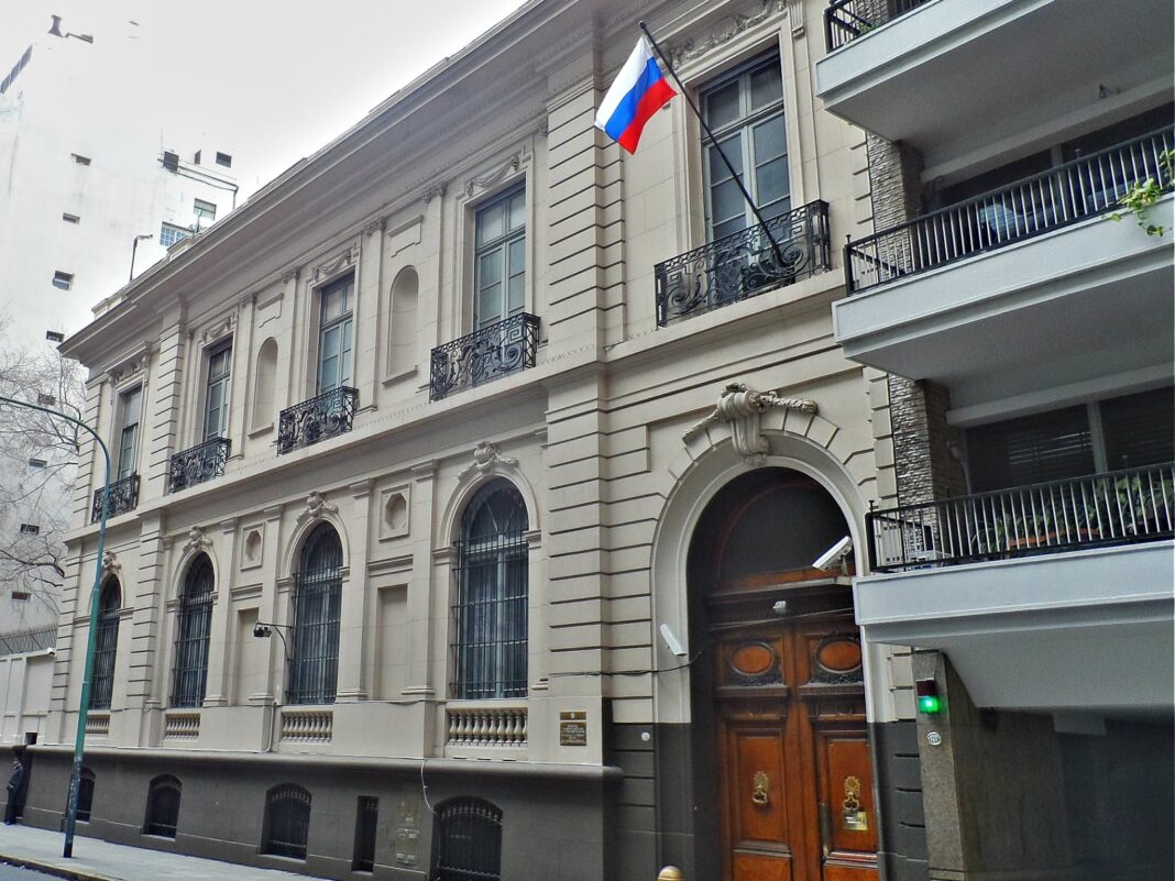 Fachada de la Embajada de Rusia en Buenos Aires, Argentina.