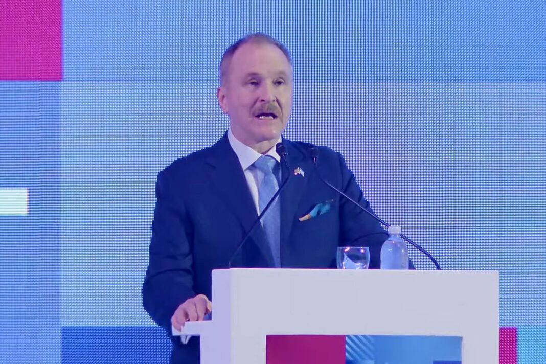 Peter Lamelas, embajador de Estados Unidos en Argentina, durante una declaración pública.