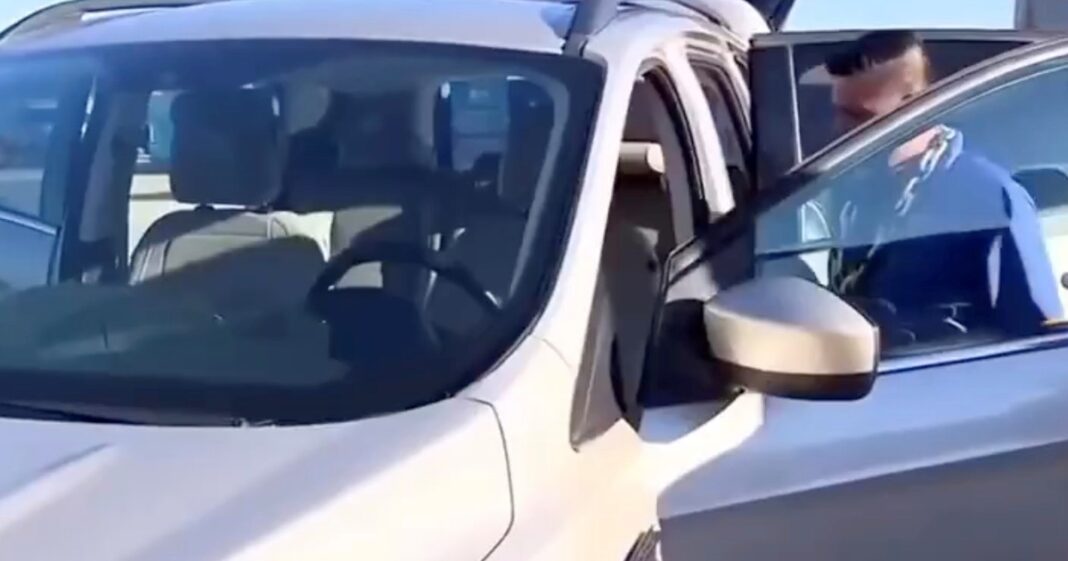 Estudiantes de vóley y conserje Abel Rodríguez junto al auto donado en estacionamiento escolar
