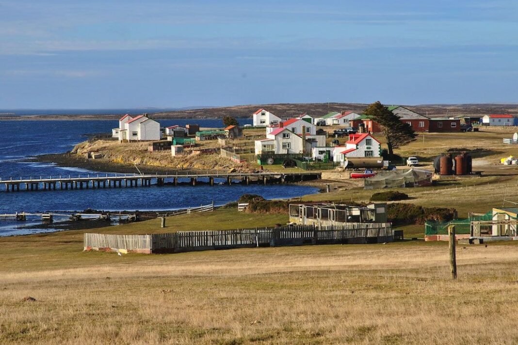 Mapa de las Islas Malvinas con banderas de Argentina y Reino Unido