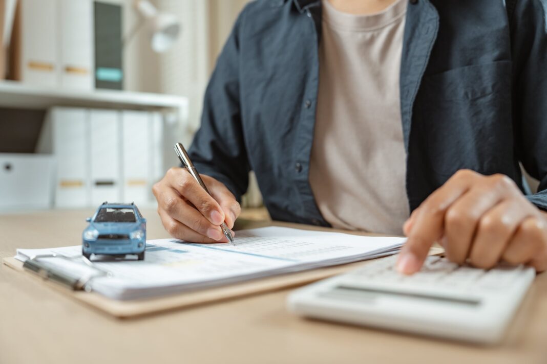 Gráfico que muestra la evolución de la cantidad de salarios promedio necesarios para comprar un auto 0 km en Argentina entre 2021 y 2026.
