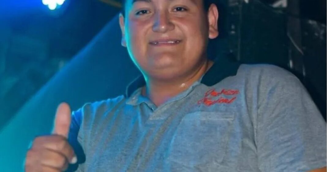 Integrantes de la banda Hechizo Tropical en un escenario