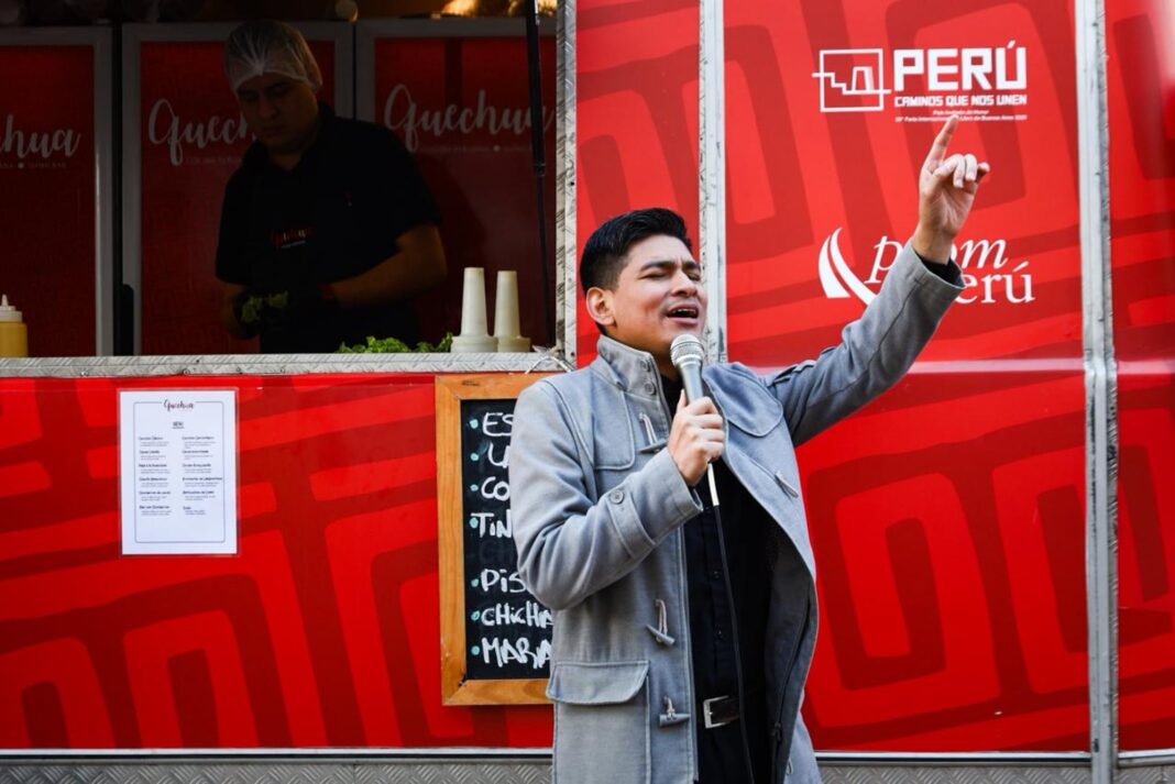Vista del predio de La Rural durante la Feria del Libro con stands y visitantes