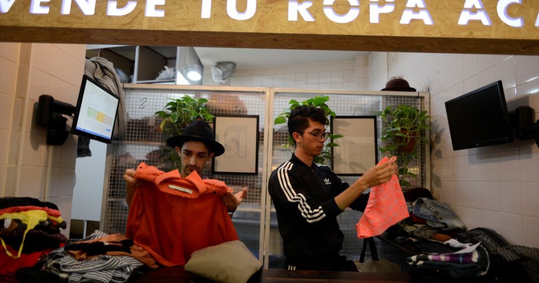 Persona hojeando libros en una feria de usados al aire libre en Argentina
