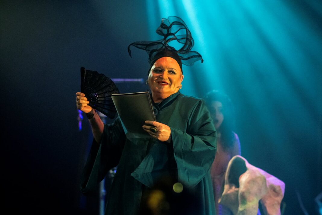 Fernando Noy, poeta y artista argentino, en un momento de su espectáculo Andén alucinado.