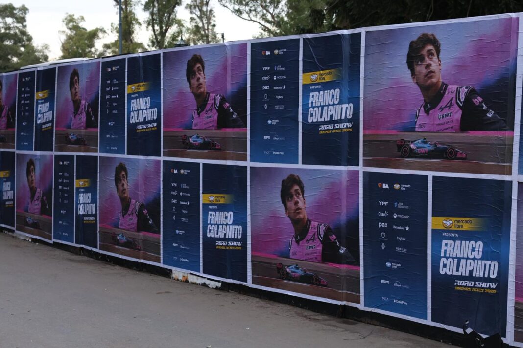 Franco Colapinto conduciendo un monoplaza de Fórmula 1 durante el Road Show en el circuito urbano de Palermo, Buenos Aires